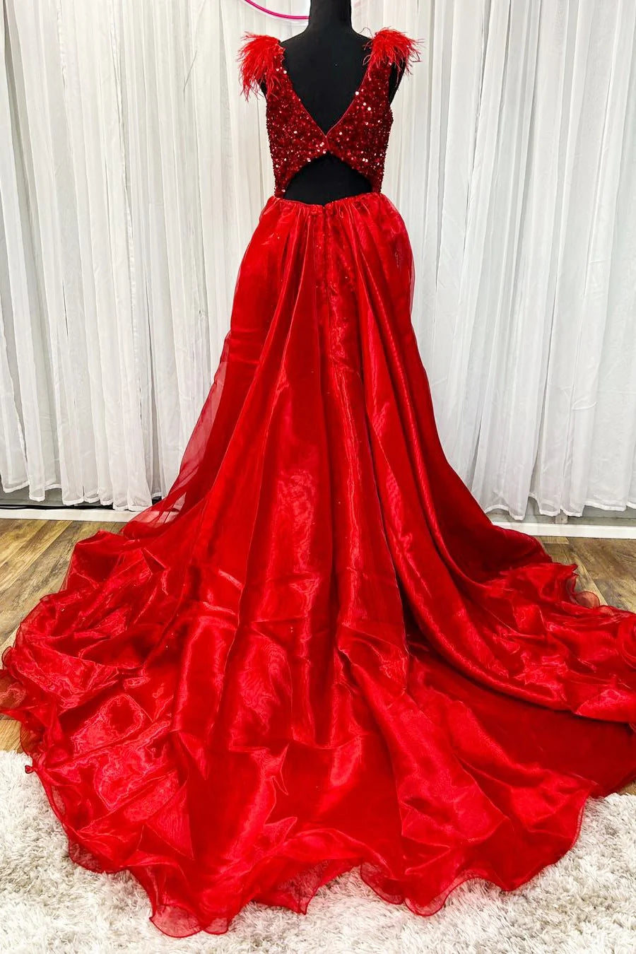 Vestido de fiesta de sirena con escote en V profundo y lentejuelas y cola